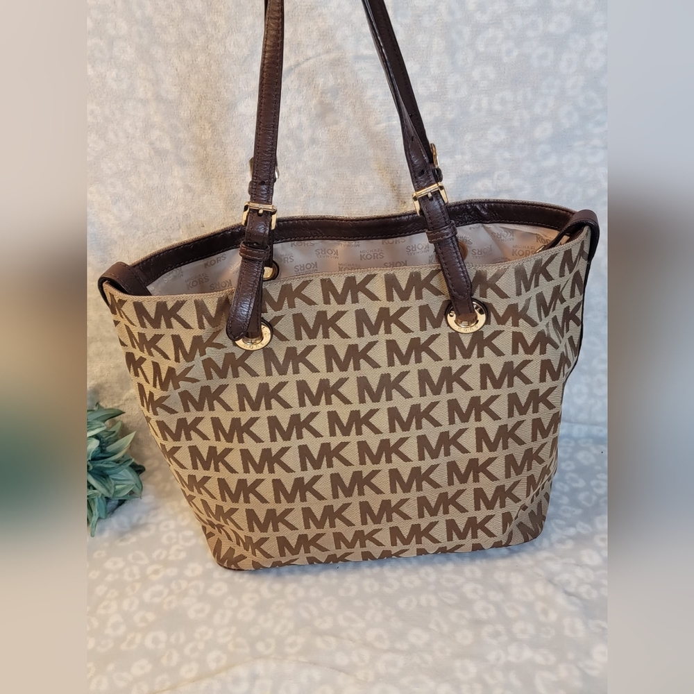 EUC  Michael Kors Shoulder/bucket Bag monogram cloth leather handles and feet